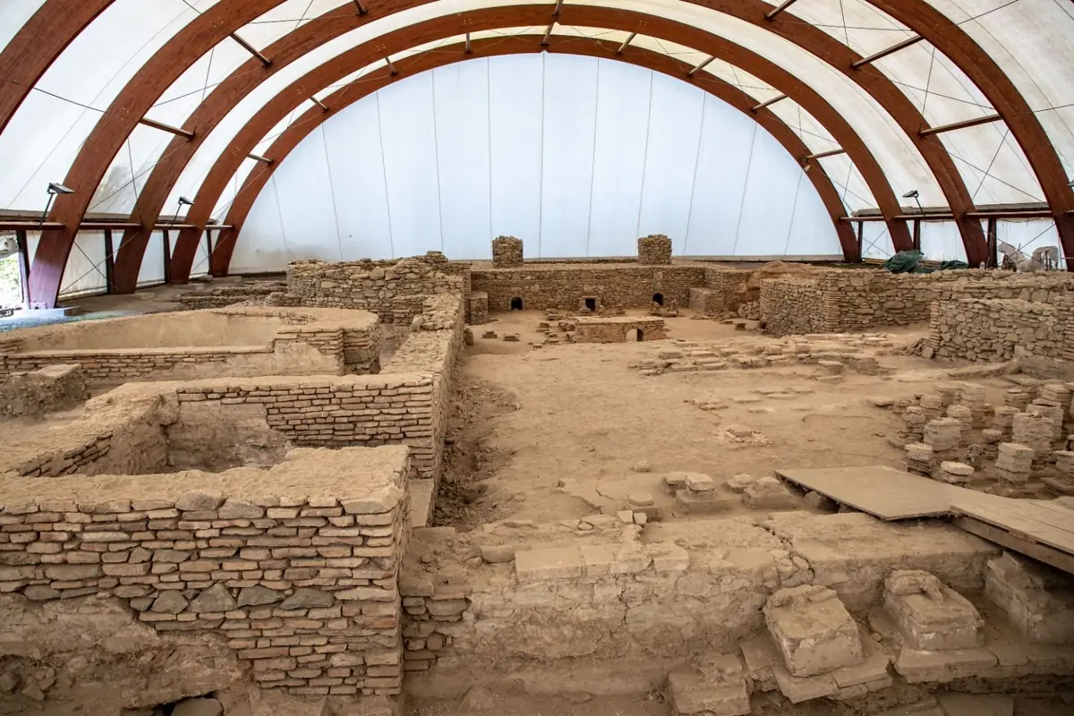 Restos de una villa romana con hipocausto bajo una cubierta de arcos de madera