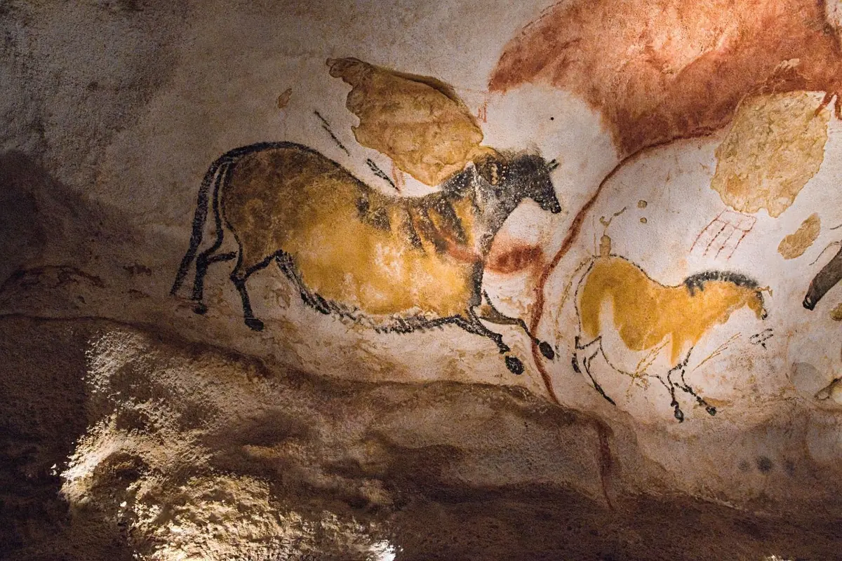 Pinturas rupestres de caballos en la pared de una cueva