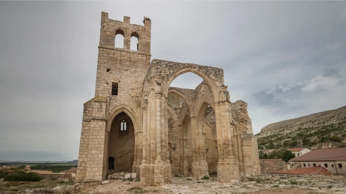 Iglesia gótica en ruinas con su torre y arcos apuntados