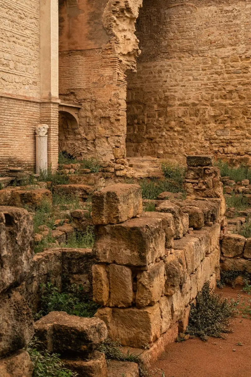 Sillares y muros de ladrillo junto a una columna de mármol