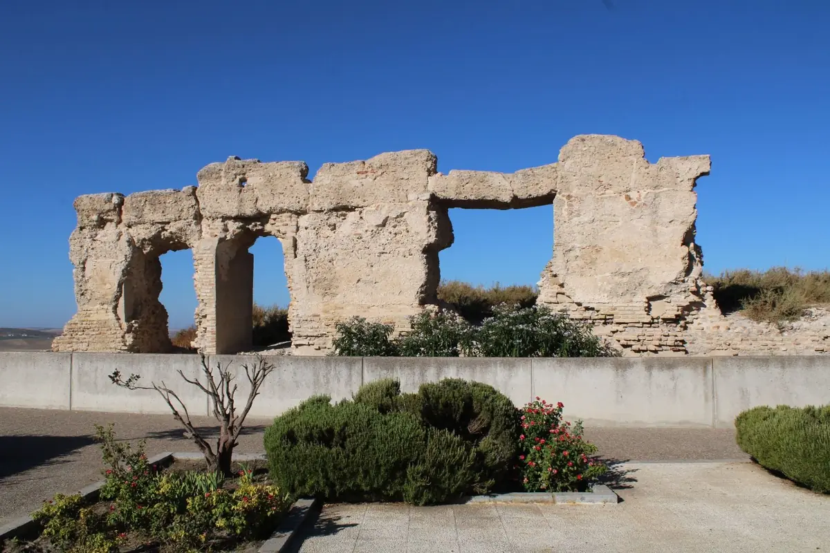 Muros de argamasa y ladrillo en ruinas bajo un cielo azul