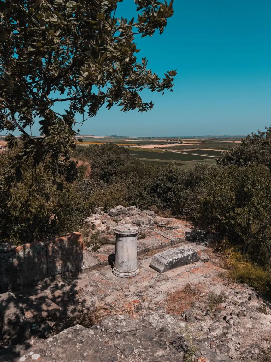 Fragmento de columna entre ruinas en lo alto de una colina